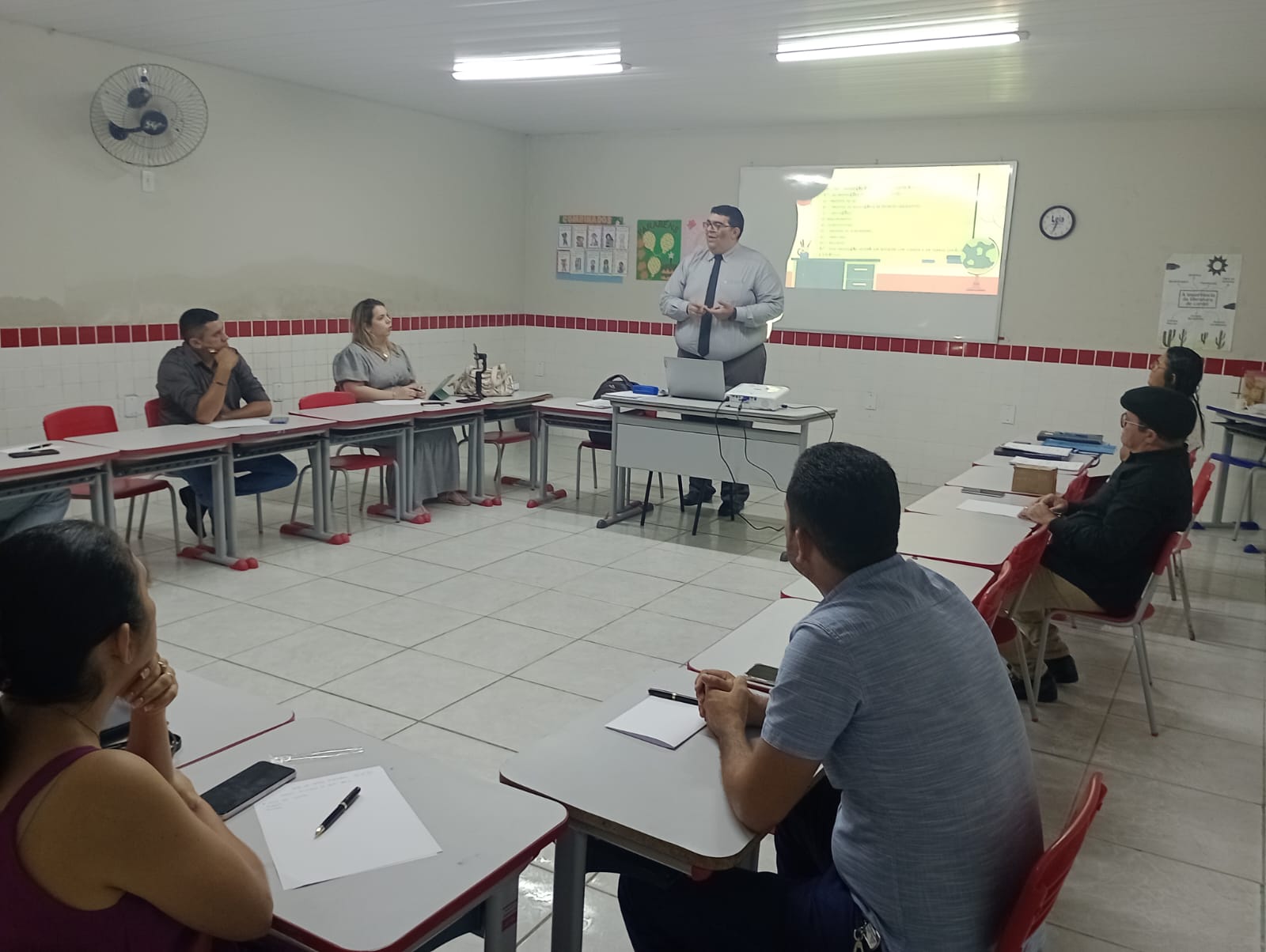 A mesa diretora da Câmara Municipal de Santa Helena-PB, representada pelo vereador e presidente Francisco Quaresma Parnaiba (Neném da Bonita), agradece a presença dos vereadores e da vereadora nesse evento inédito no município de Santa Helena.