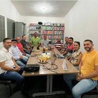 Importante reunião com o prefeito João Cleber, vice prefeito, secretários, vereadores e vereadora. Na pauta estava recursos adquiridos pelo prefeito que serão investidos no município.